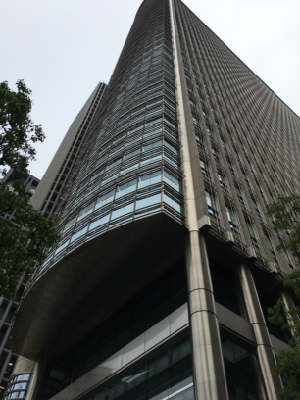 途中から見えるアマゾン大阪支社ビル