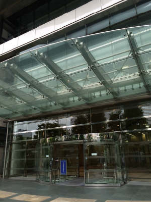 アマゾン大阪支社ビル入り口の写真