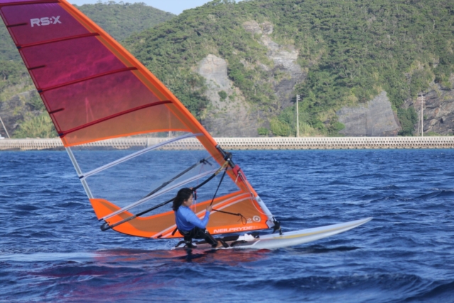 ウィンドサーフィンをする小嶺恵美選手